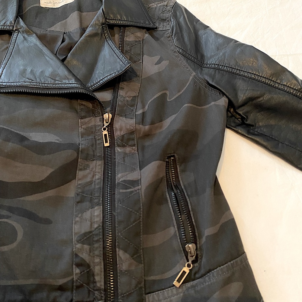 Cropped Leather Jacket - Picture 3 of 3